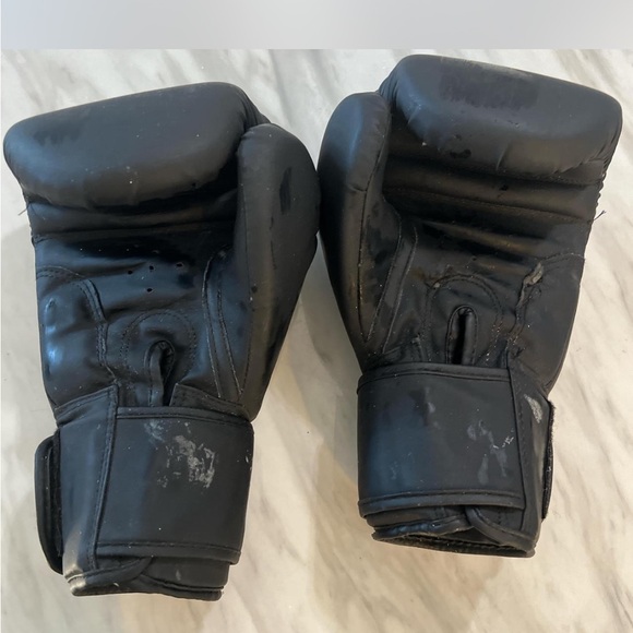 Boxing gloves - Picture 3 of 3